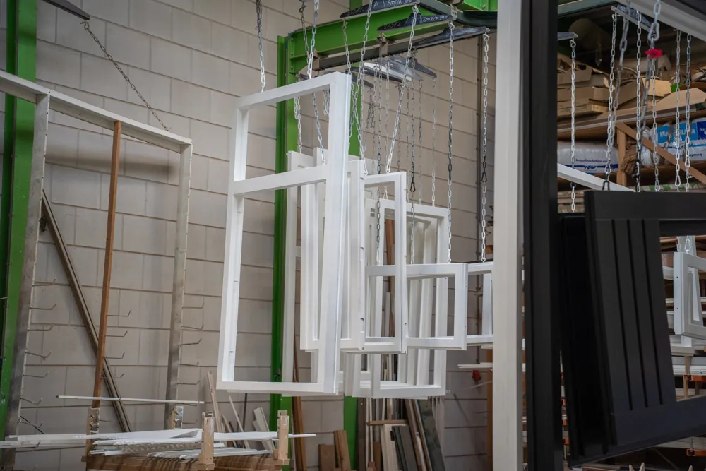 Gegronde ramen hangen in de spuiterij